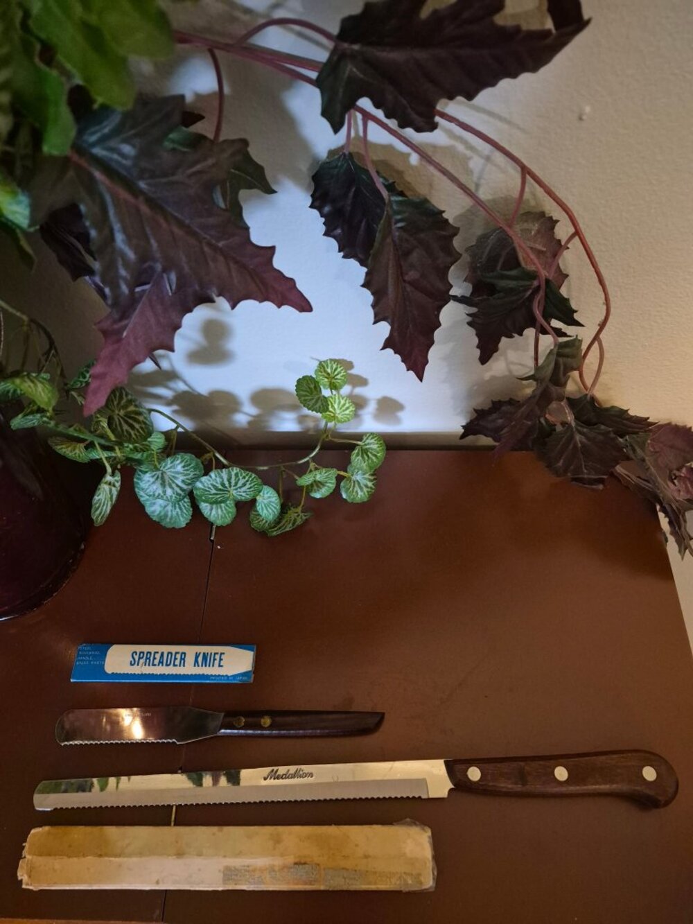 Medallion Serrated Bread Slicer & Unbranded Spreader